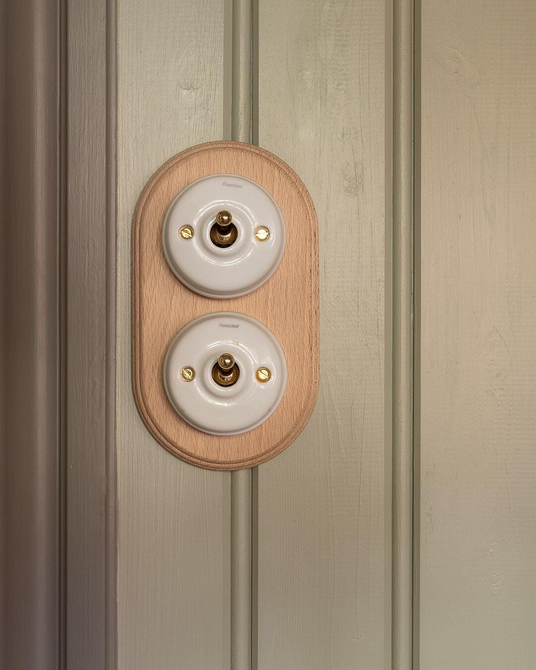 Dimbler Switch in White Porcelain with a Brass Knob